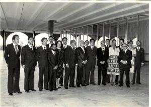 Fernando de Mello Barreto (terceiro da esquerda para a direita) posa para foto junto à sua turma de ingressantes no Ministério de Relações Exteriores via concurso direto. Antonio Azeredo da Silveira (o terceiro da direita para a esquerda), então ministro das Relações Exteriores, também aparece na foto recepcionando os novos funcionários do Itamaraty,
